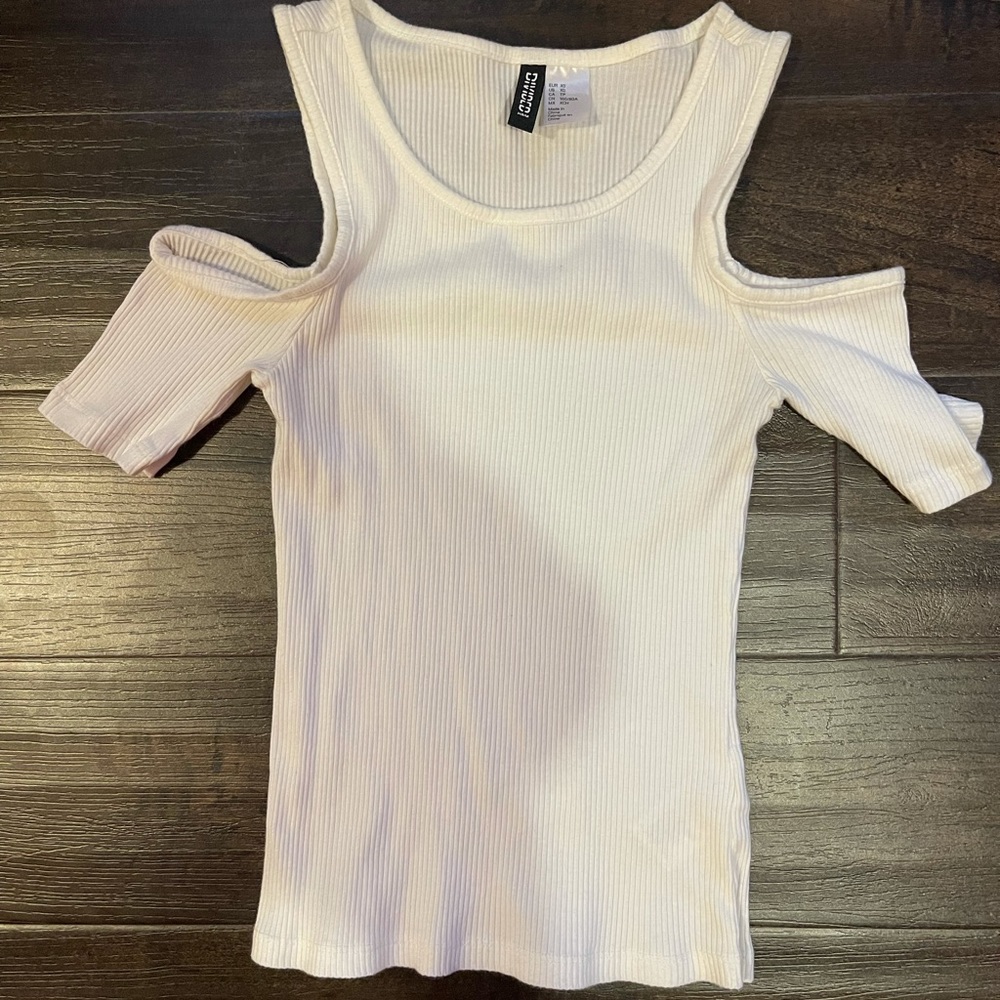 White tee